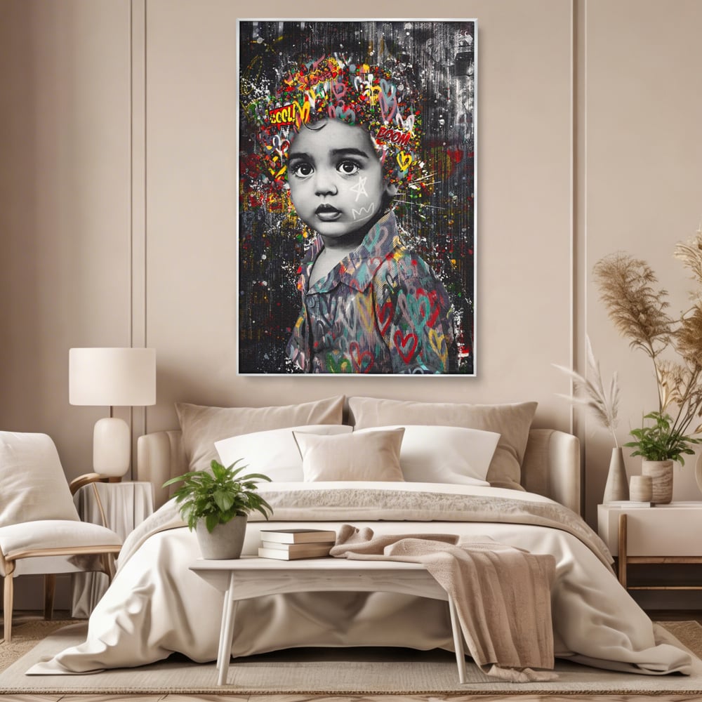 Tablou canvas cu tablou canvas cu portretul unui copil si graffiti, in rama de aluminiu argintiu, pe perete intr-un dormitor